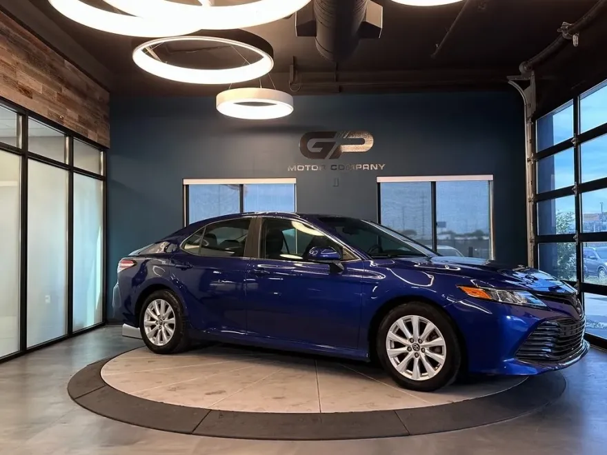 2018 Toyota Camry LE photo 1