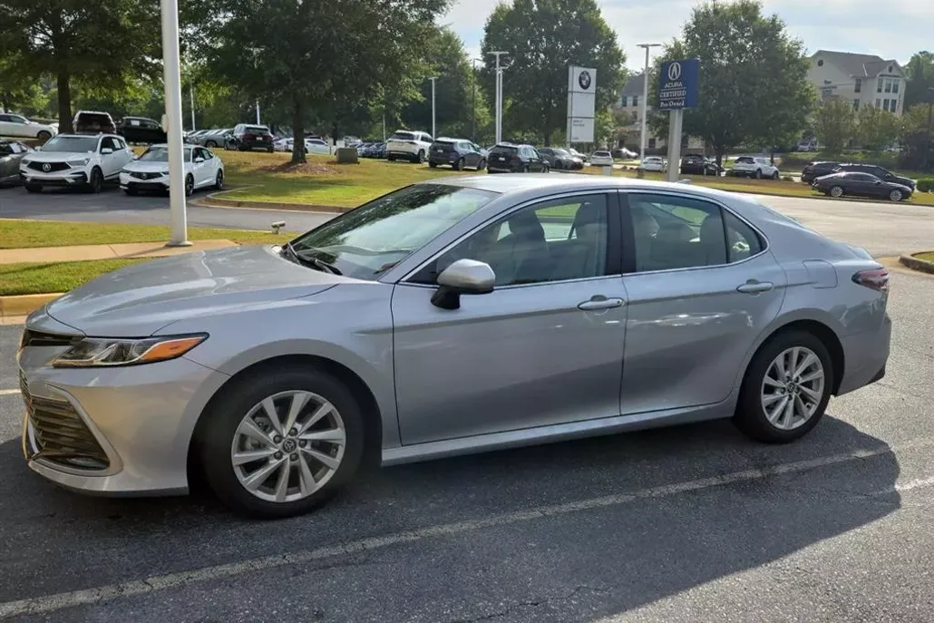 2023 Toyota Camry LE photo 1