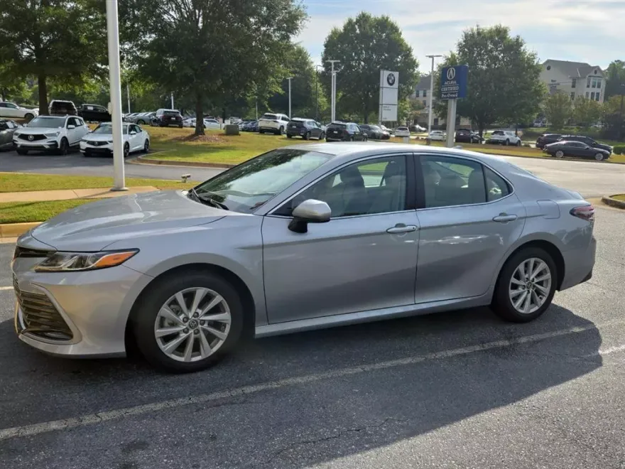 2023 Toyota Camry LE photo 1