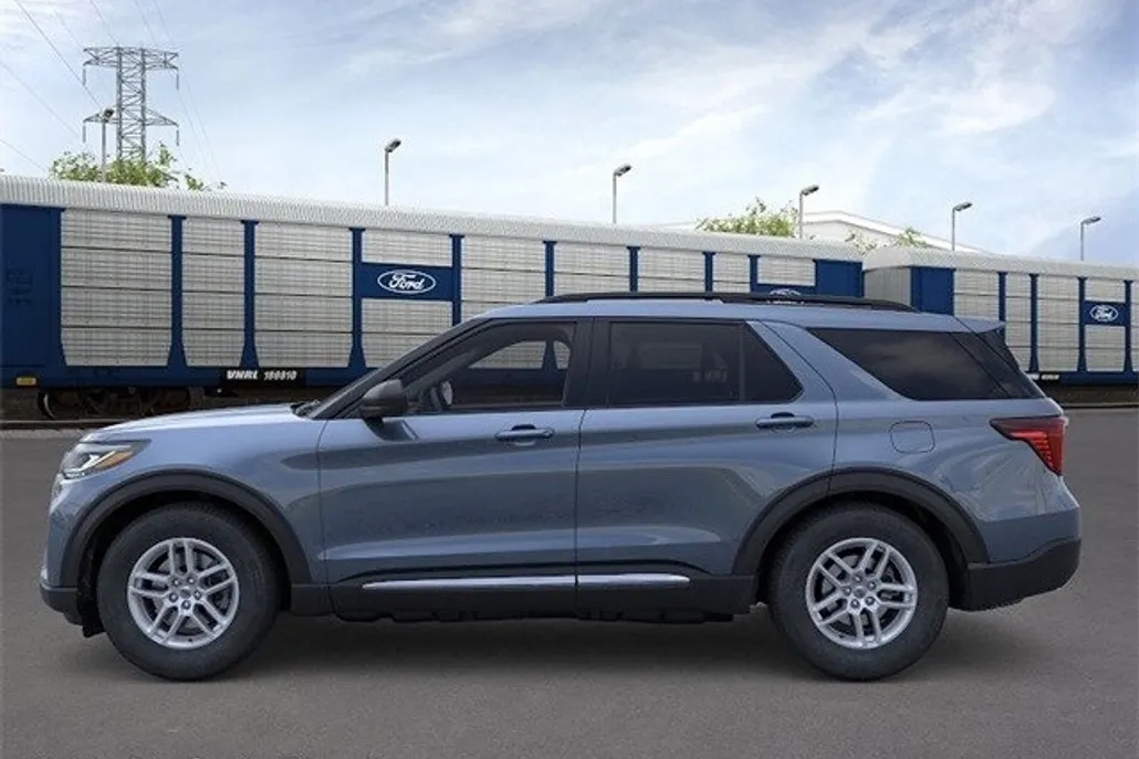 2025 Ford Explorer photo 1