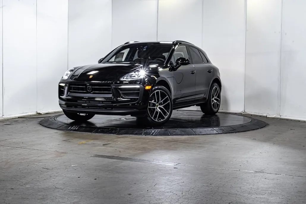 2025 Porsche Macan T photo 1