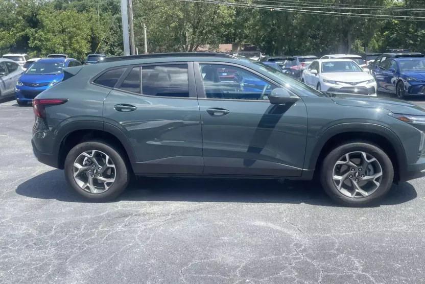 2025 Chevrolet Trax LT photo 1