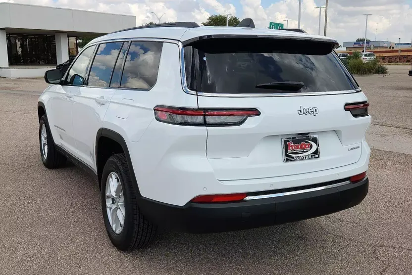 2025 Jeep Grand Cherokee Laredo photo 1