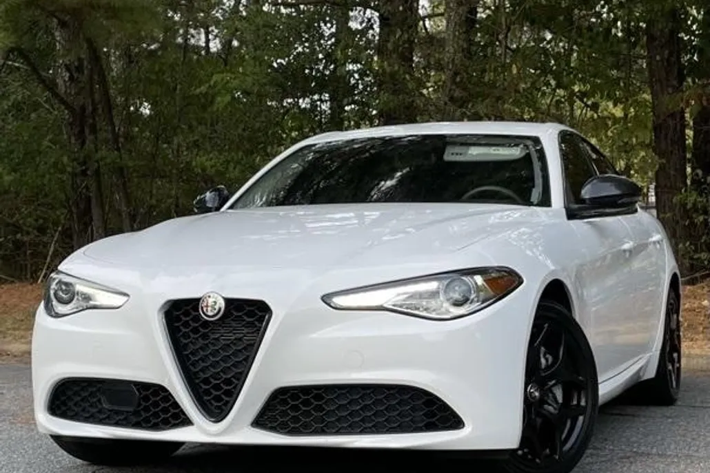 2021 Alfa Romeo Giulia photo 1