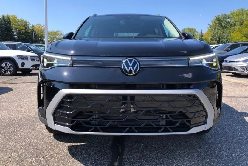 2025 Volkswagen Taos SEL photo 1