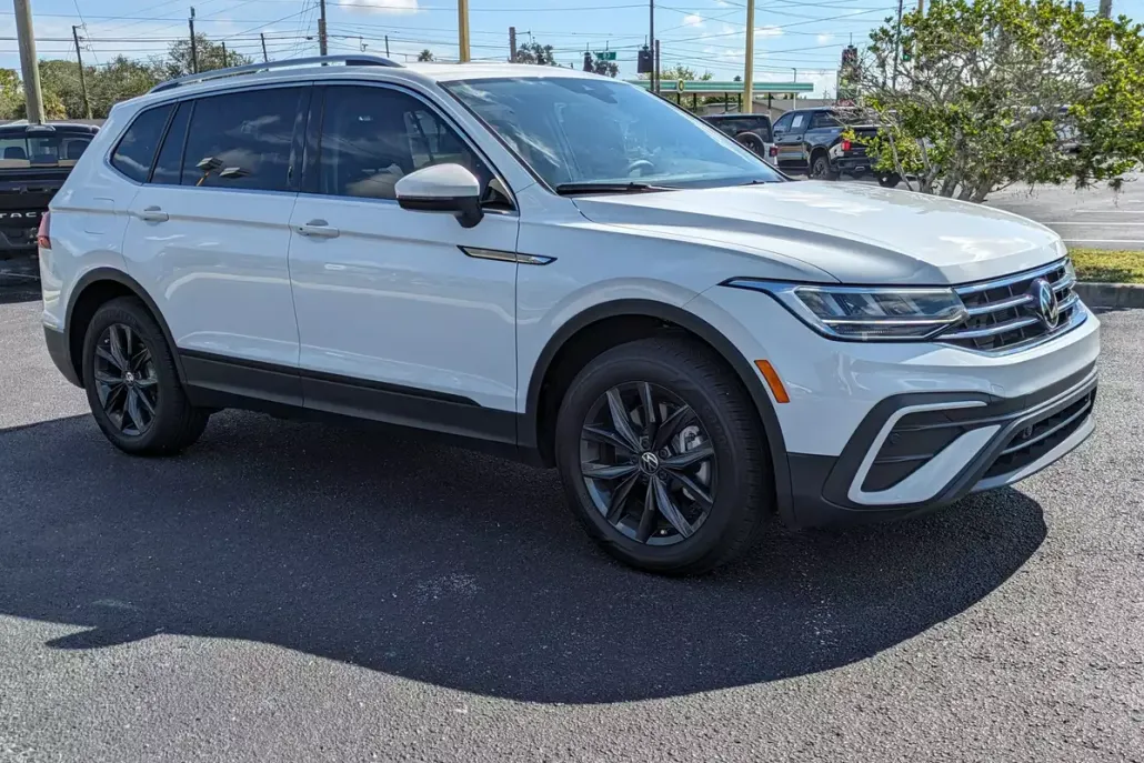 2024 Volkswagen Tiguan SE photo 1