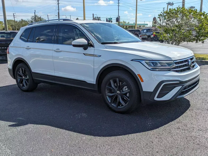 2024 Volkswagen Tiguan SE photo 1