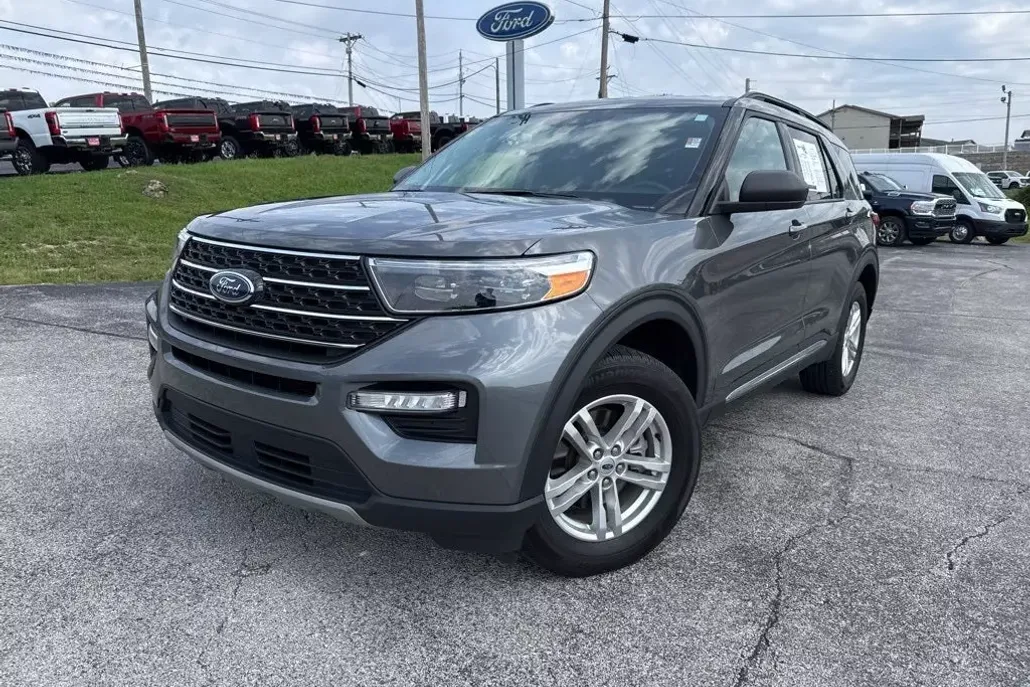 2023 Ford Explorer XLT photo 1