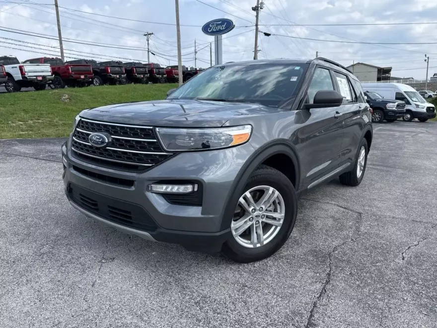 2023 Ford Explorer XLT photo 1