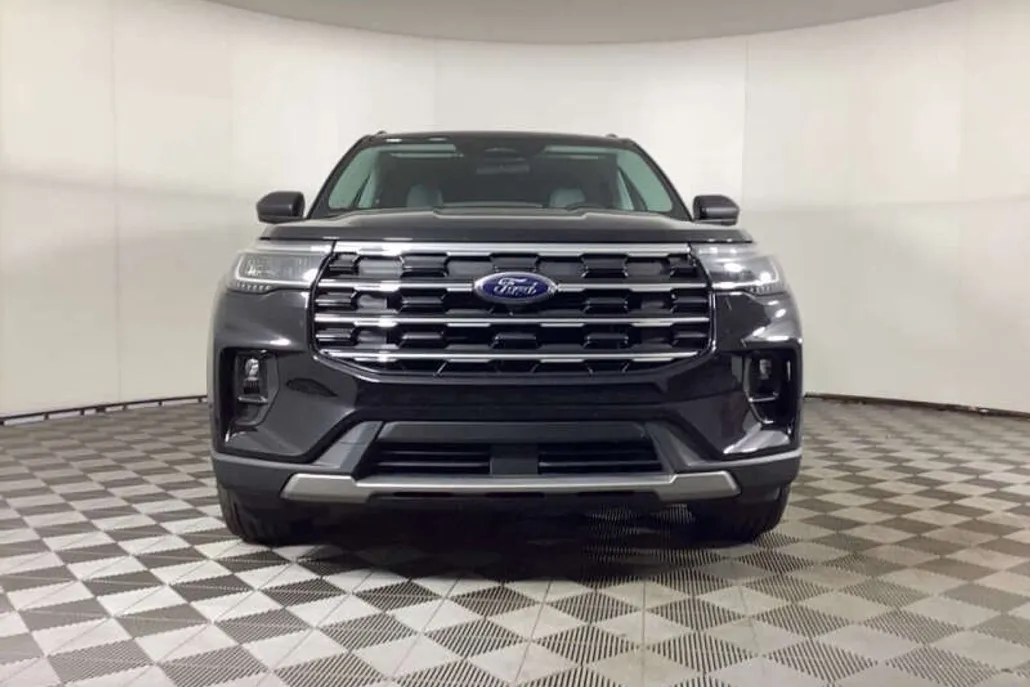 2025 Ford Explorer photo 1