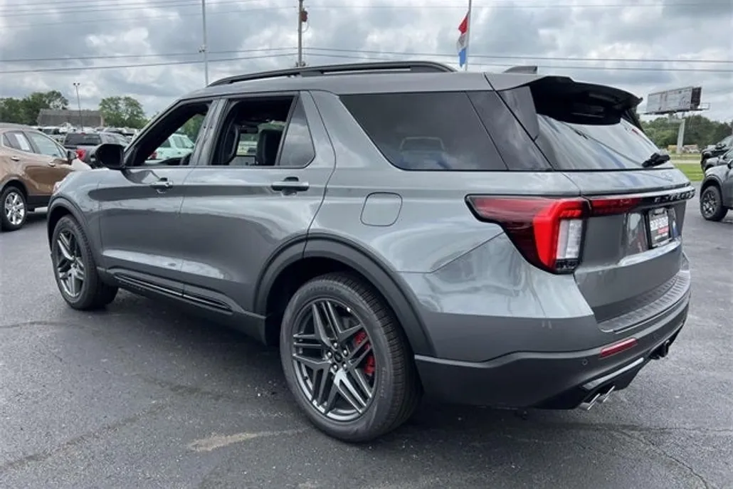 2025 Ford Explorer ST photo 1