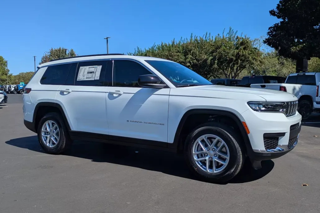 2025 Jeep Grand Cherokee Laredo Sport photo 1