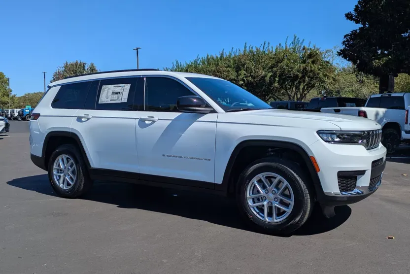 2025 Jeep Grand Cherokee Laredo Sport photo 1