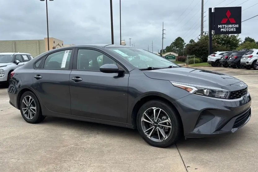 2023 Kia Forte LXS photo 1