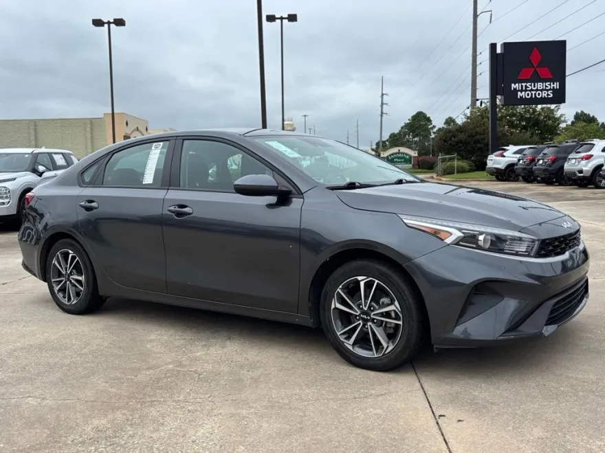 2023 Kia Forte LXS photo 1