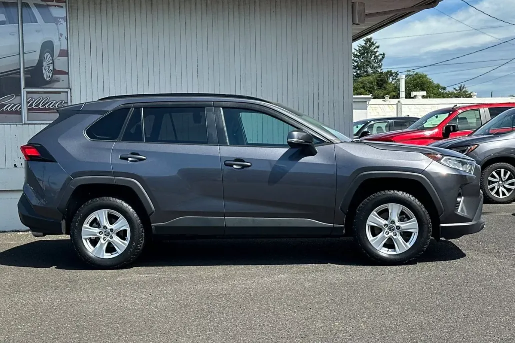 2021 Toyota RAV4 XLE photo 1