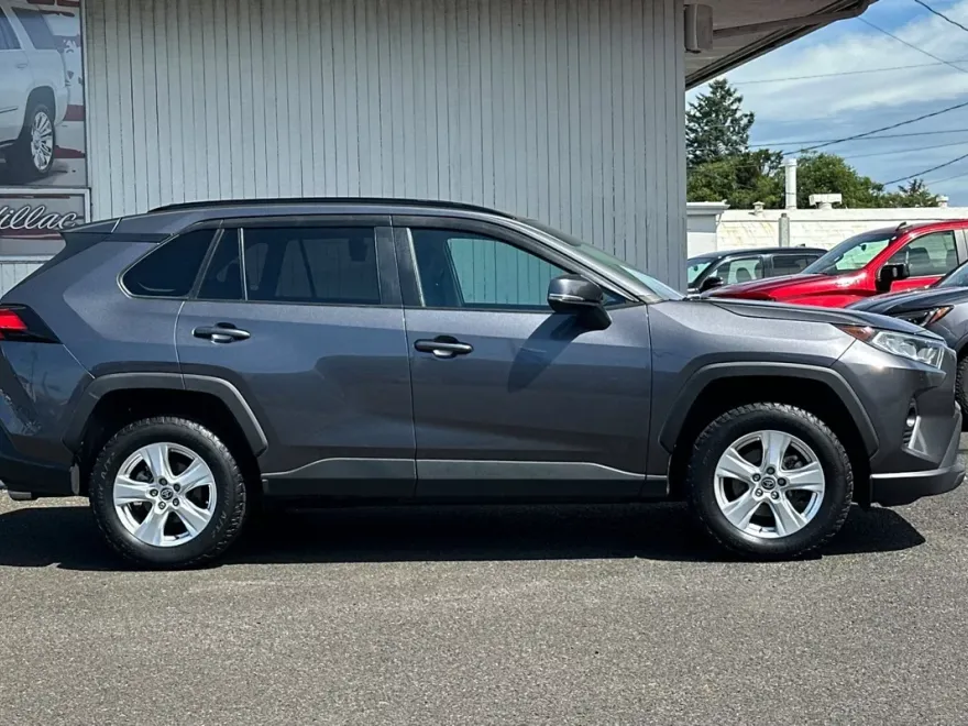 2021 Toyota RAV4 XLE photo 1