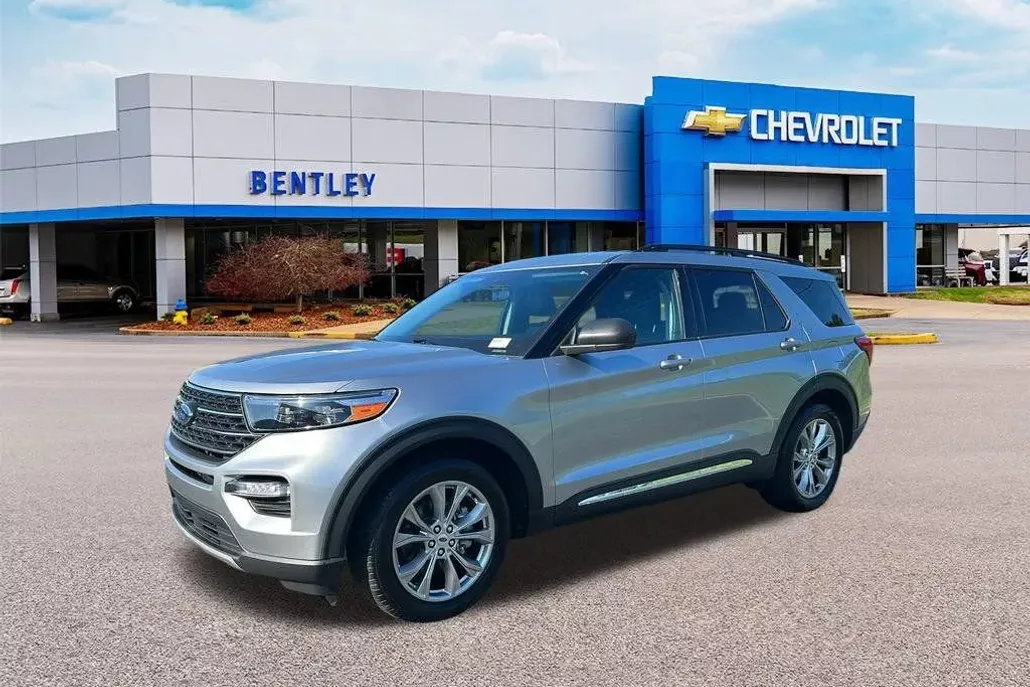 2023 Ford Explorer XLT photo 1