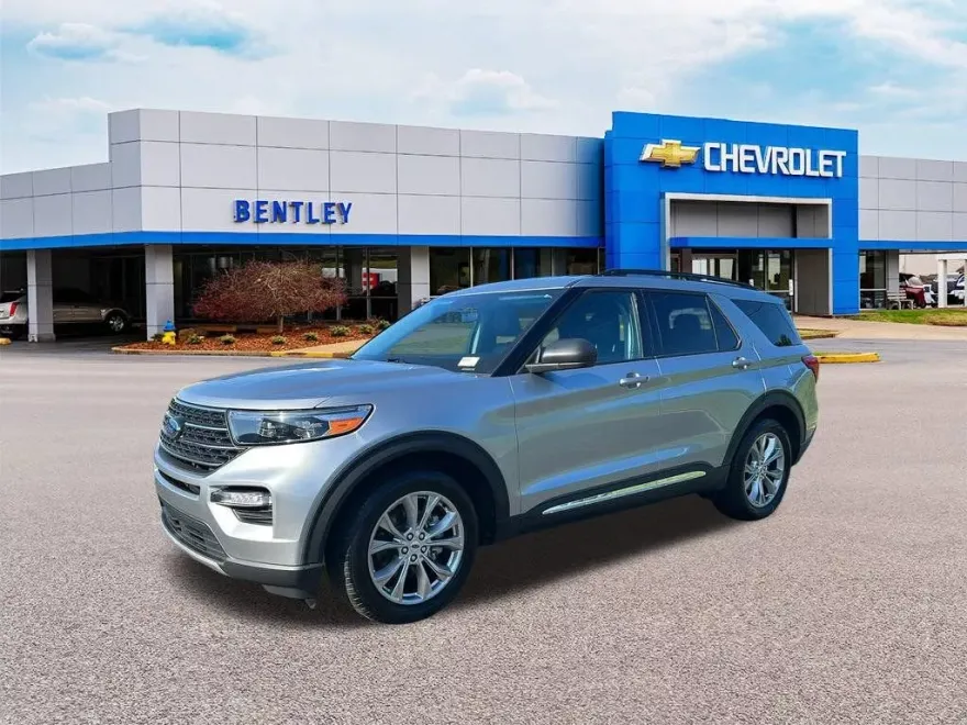 2023 Ford Explorer XLT photo 1