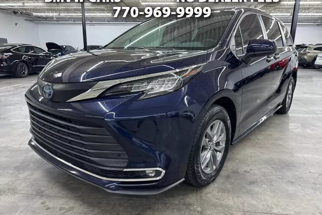 2022 Toyota Sienna XLE photo 1