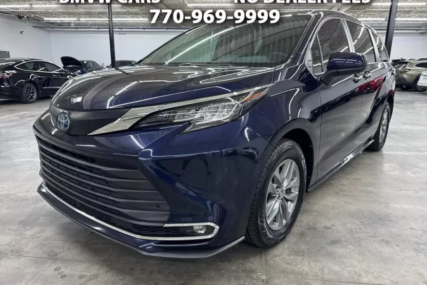 2022 Toyota Sienna XLE photo 1