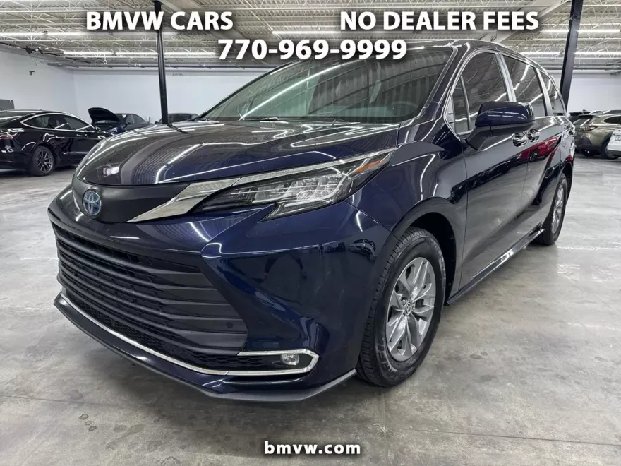 2022 Toyota Sienna XLE photo 1