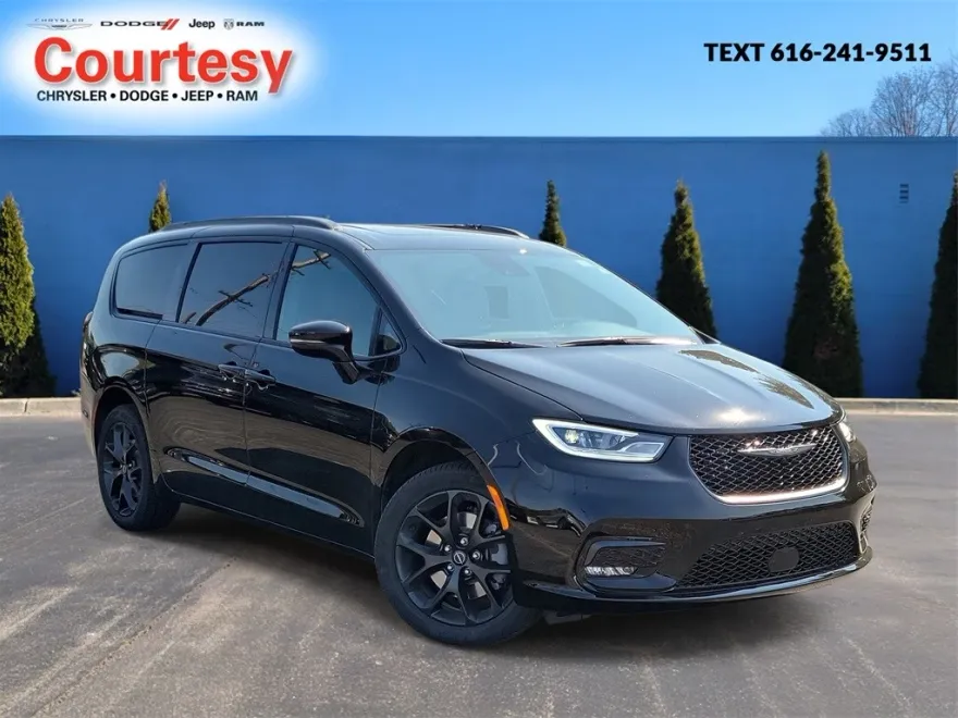 2026 Chrysler Pacifica Limited photo 1