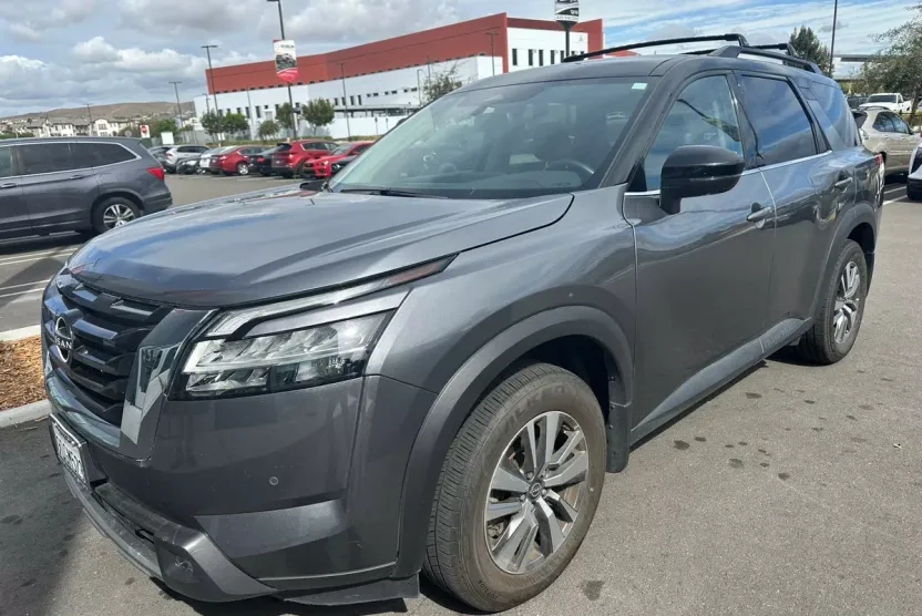 2022 Nissan Pathfinder SL photo 1