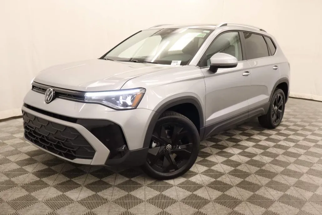 2025 Volkswagen Taos SE photo 1