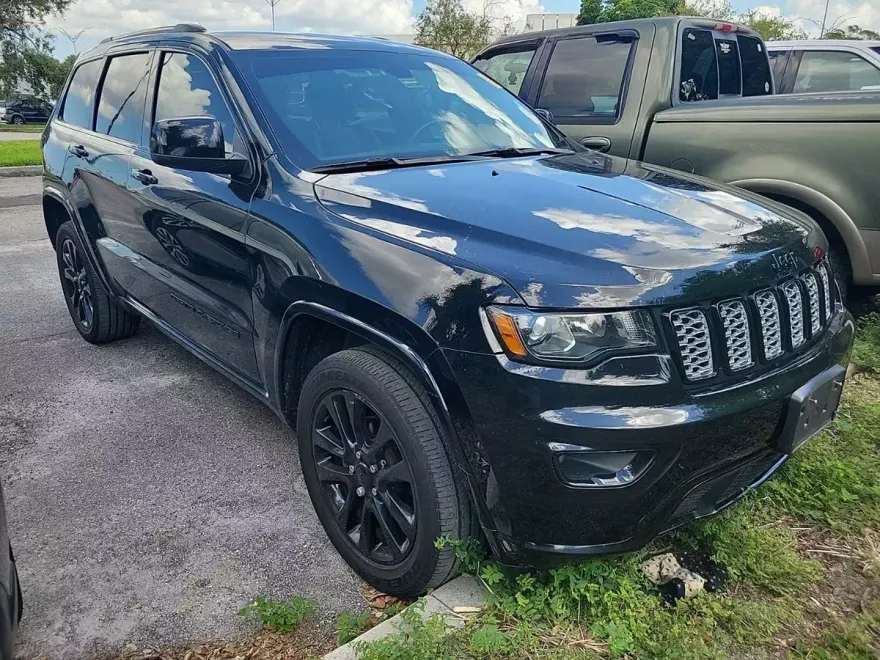 2019 Jeep Grand Cherokee Laredo photo 1