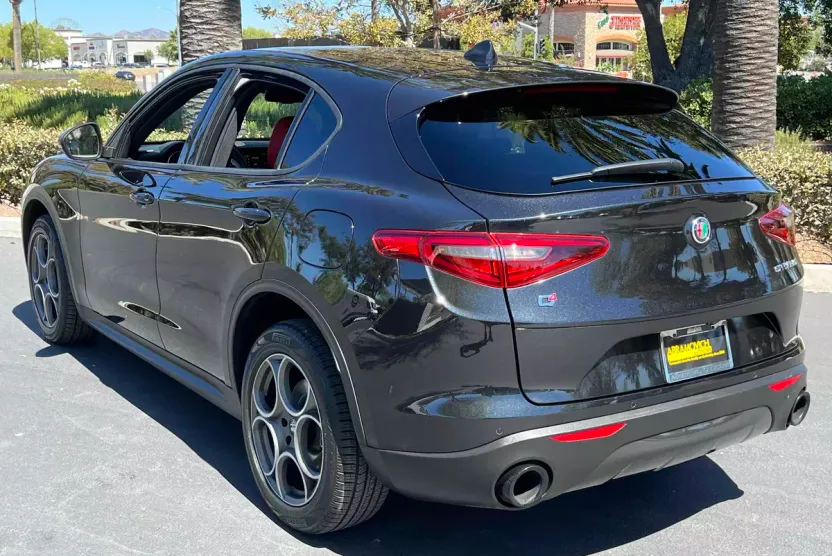 2023 Alfa Romeo Stelvio Sprint photo 1