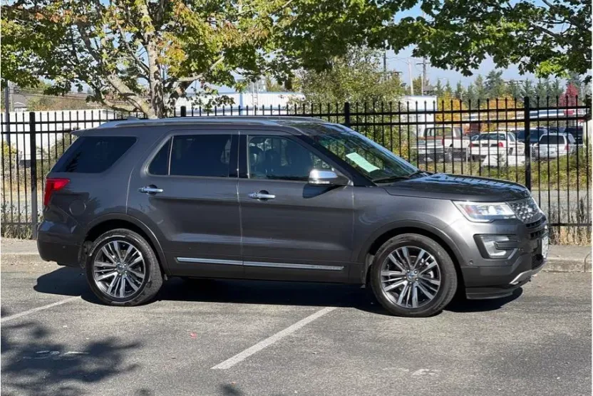 2016 Ford Explorer Platinum Sport photo 1