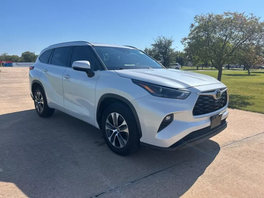 2022 Toyota Highlander XLE photo 1