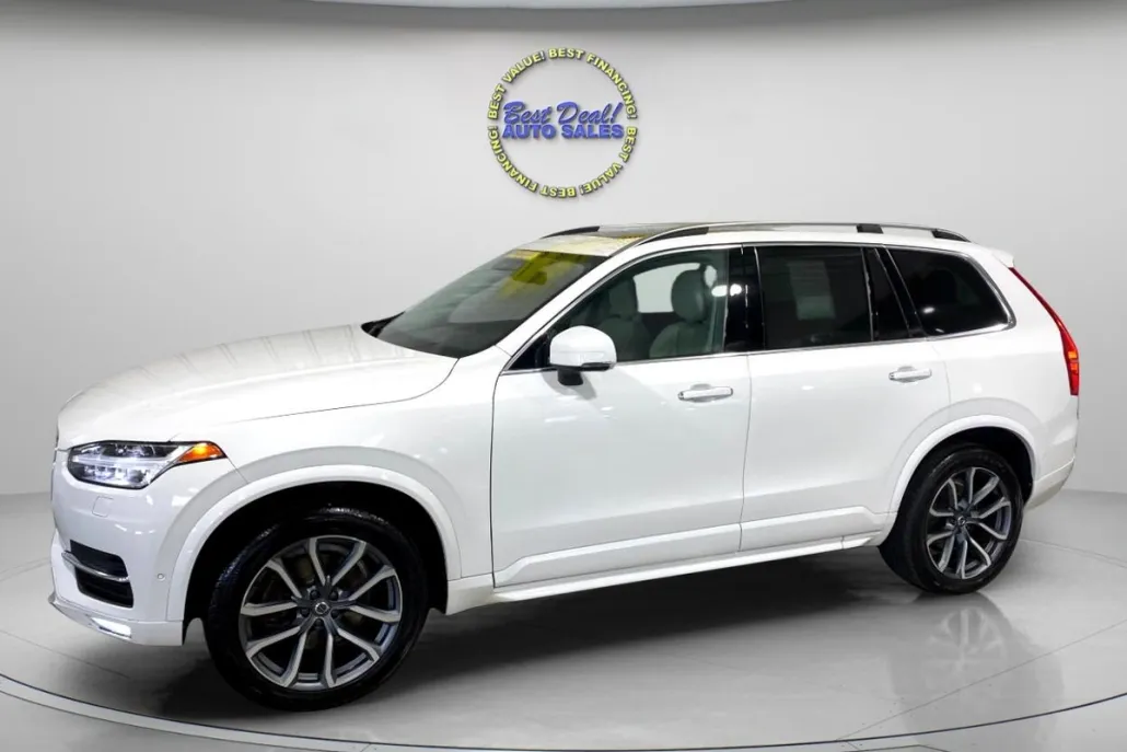 2016 Volvo XC90 T6 Momentum AWD photo 1