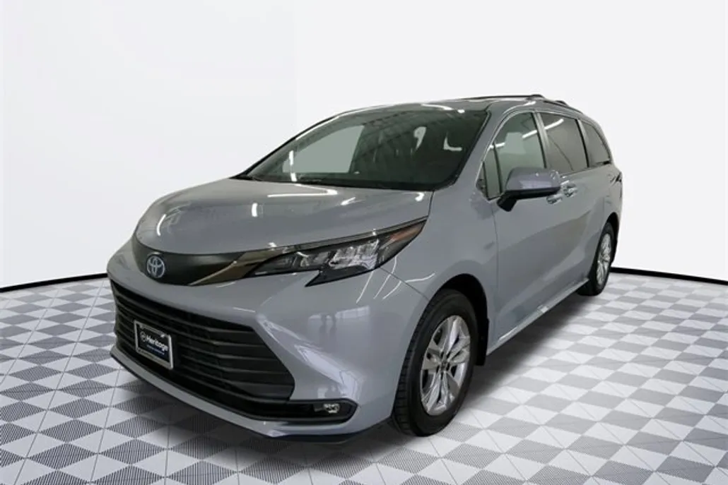 2022 Toyota Sienna XLE Woodland Edition photo 1