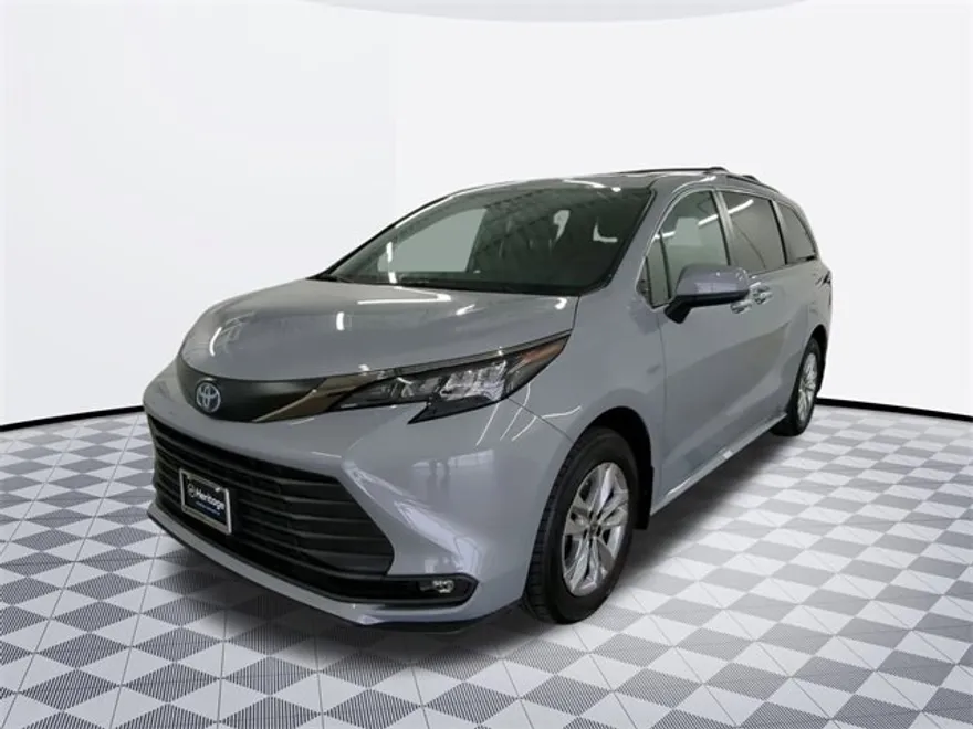 2022 Toyota Sienna XLE Woodland Edition photo 1