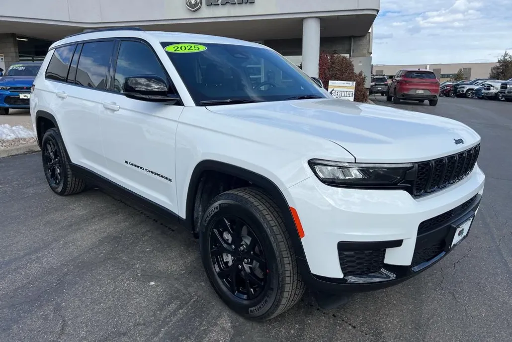 2025 Jeep Grand Cherokee Altitude photo 1