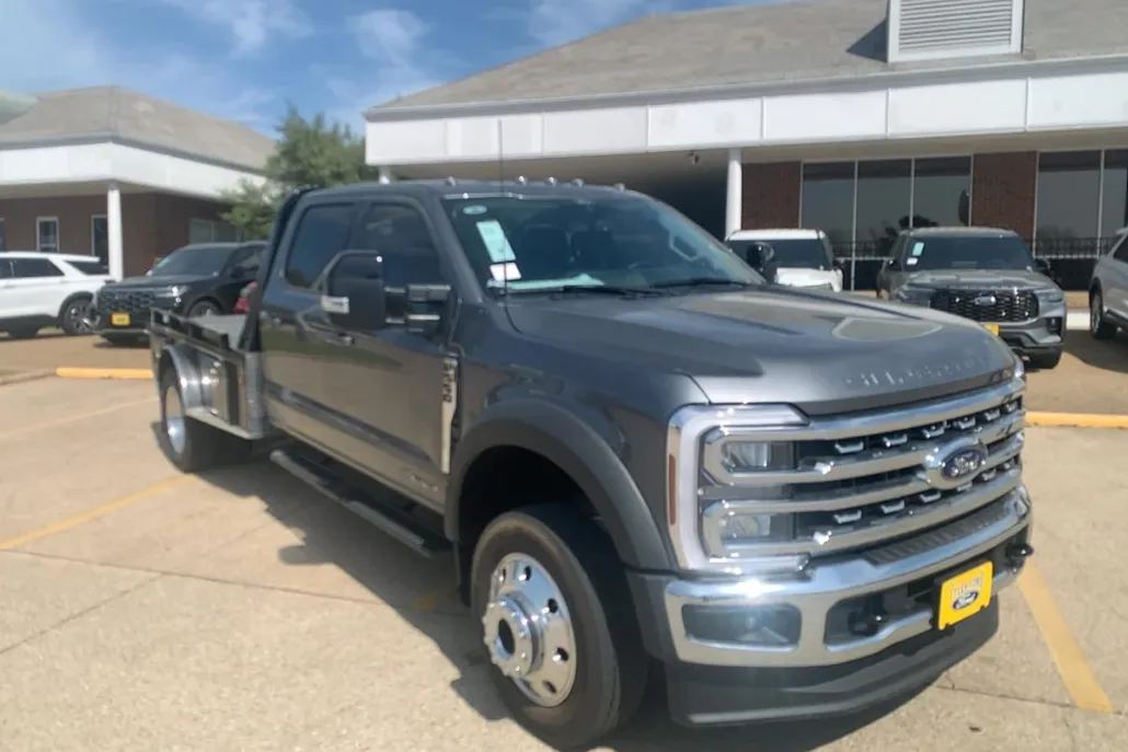 2024 Ford F-550 photo 1
