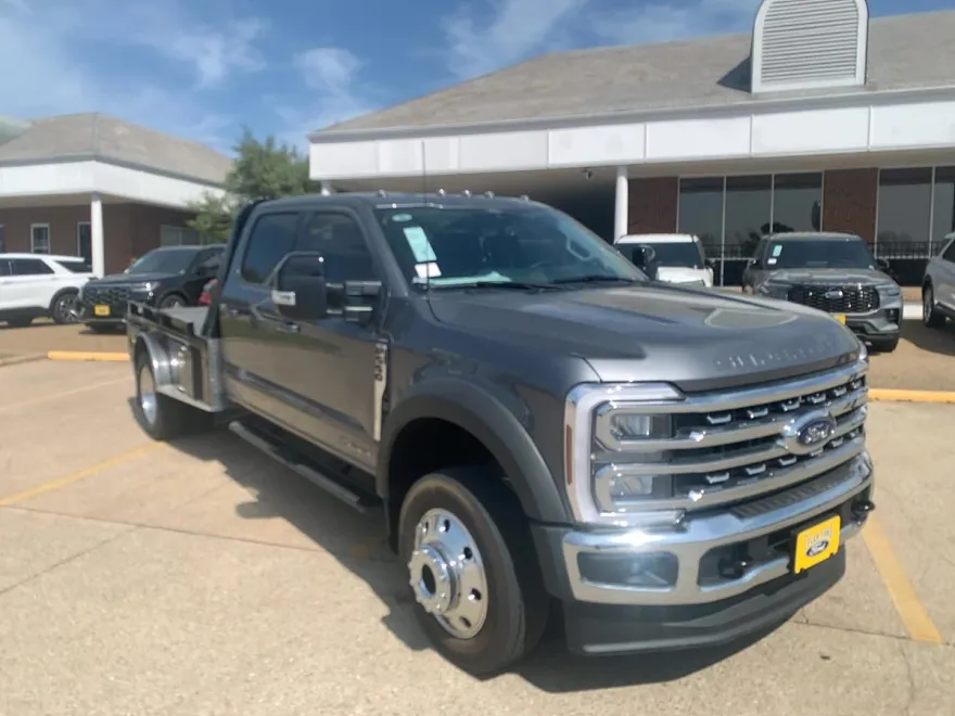 2024 Ford F-550 photo 1