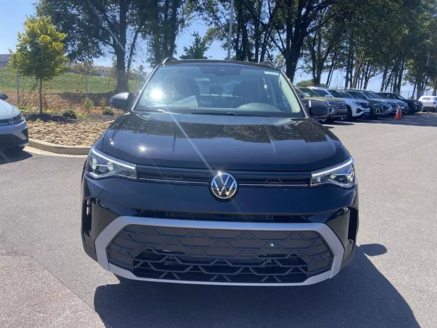 2025 Volkswagen Taos S photo 1
