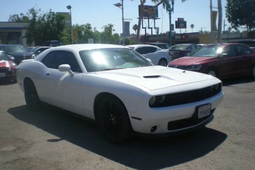 2017 Dodge Challenger SXT photo 1