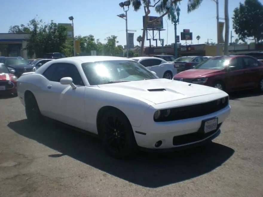 2017 Dodge Challenger SXT photo 1