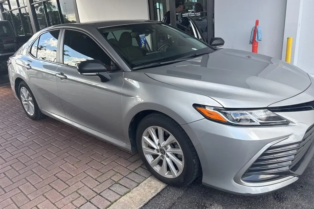 2022 Toyota Camry LE photo 1
