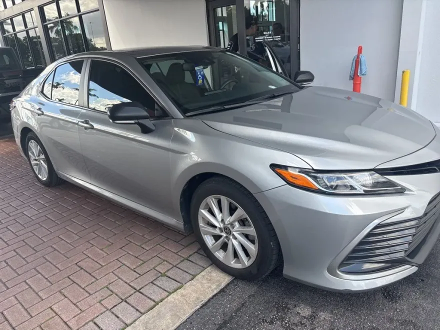 2022 Toyota Camry LE photo 1