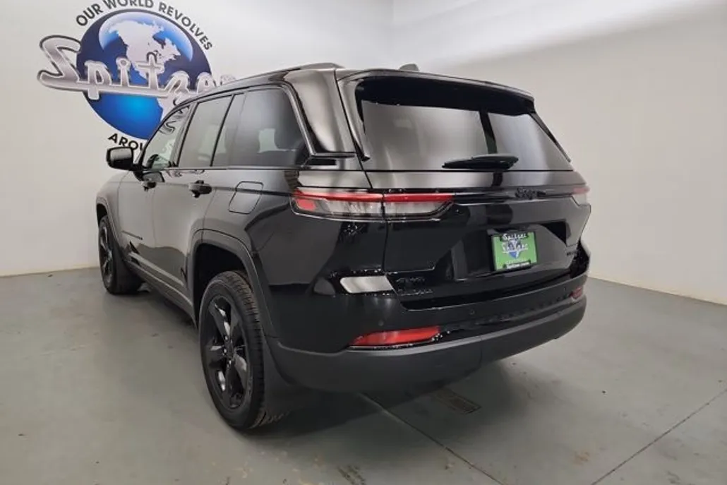 2023 Jeep Grand Cherokee Limited photo 1