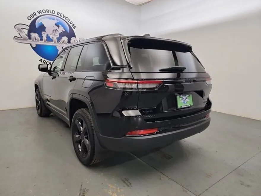 2023 Jeep Grand Cherokee Limited photo 1
