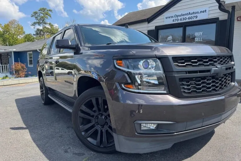 2017 Chevrolet Suburban LT photo 1