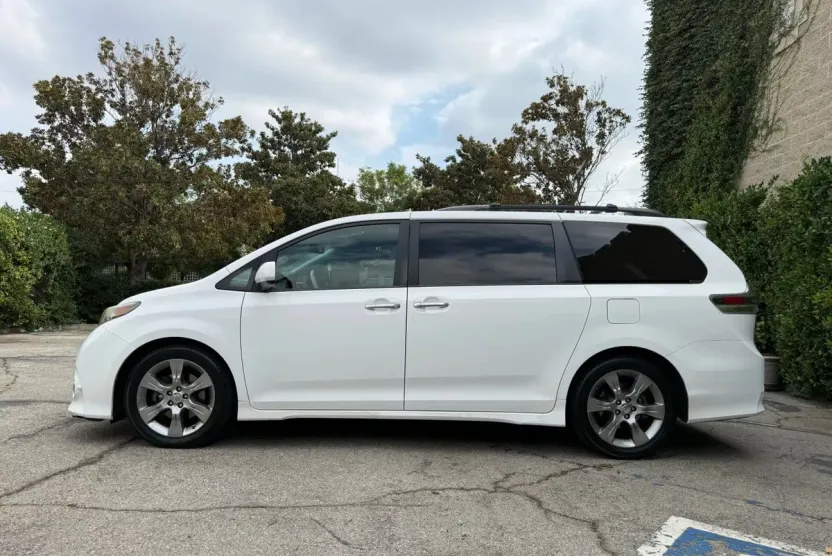 2014 Toyota Sienna SE photo 1