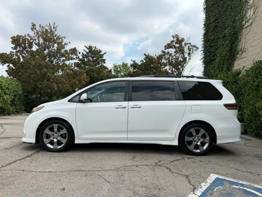 2014 Toyota Sienna SE photo 1