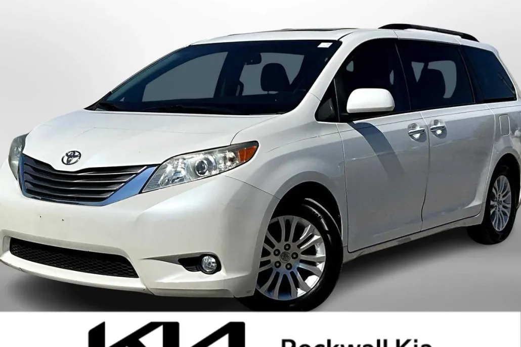2015 Toyota Sienna XLE photo 1